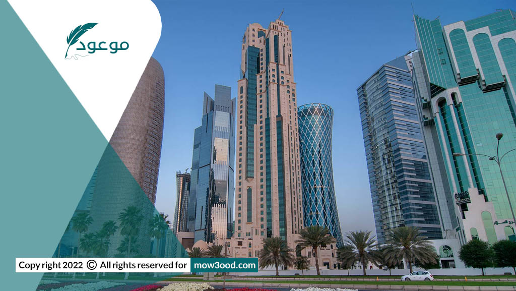 المشي في منطقة الكورنيش مع إطلالة على أبراج الدوحة