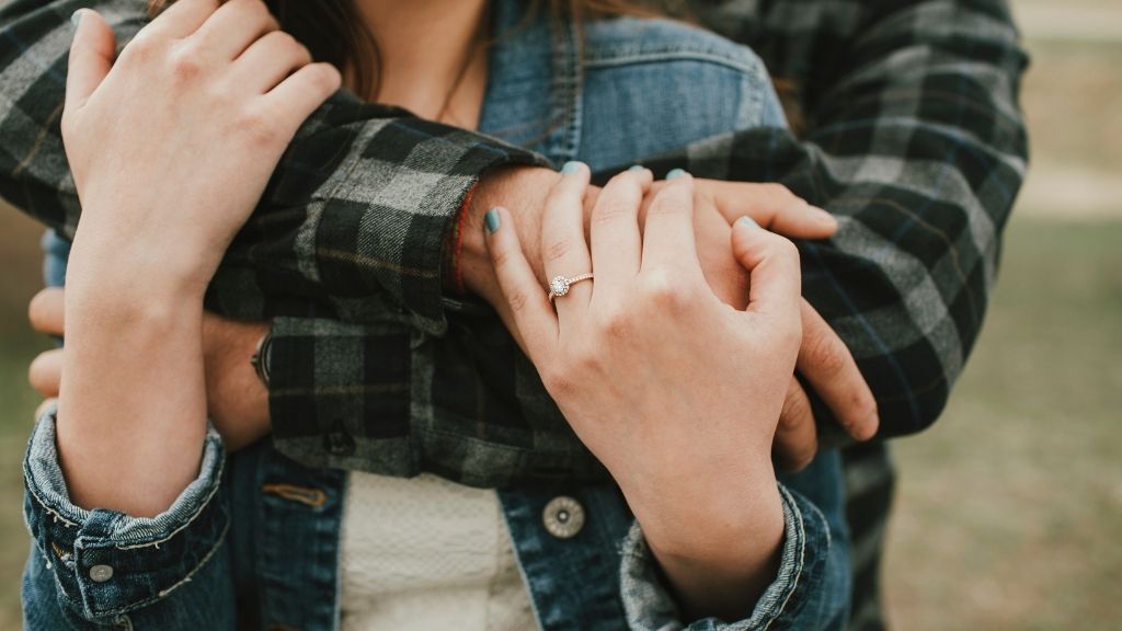 الأسئلة التي تساعدك على اختيار خاتم الخطوبة